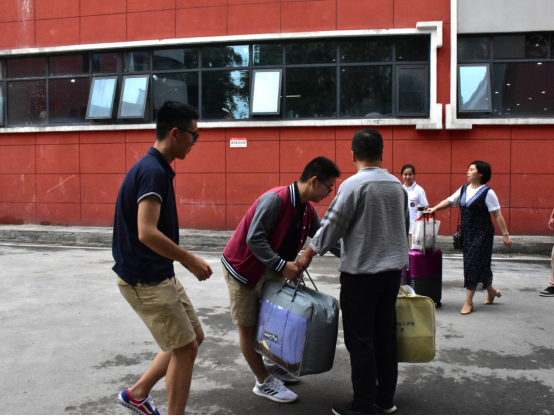 2019.9.1重庆八中树人中学含谷校区喜迎新生简报(2)439.png