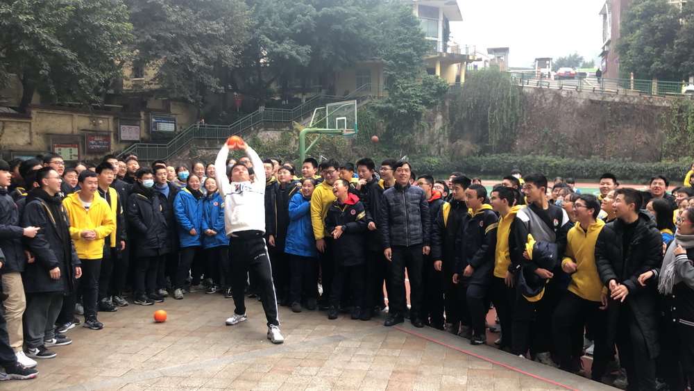 李伟老师投掷5_调整大小.jpg