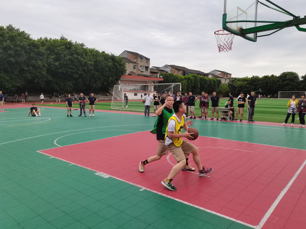 男子篮球1vs1_调整大小.jpg