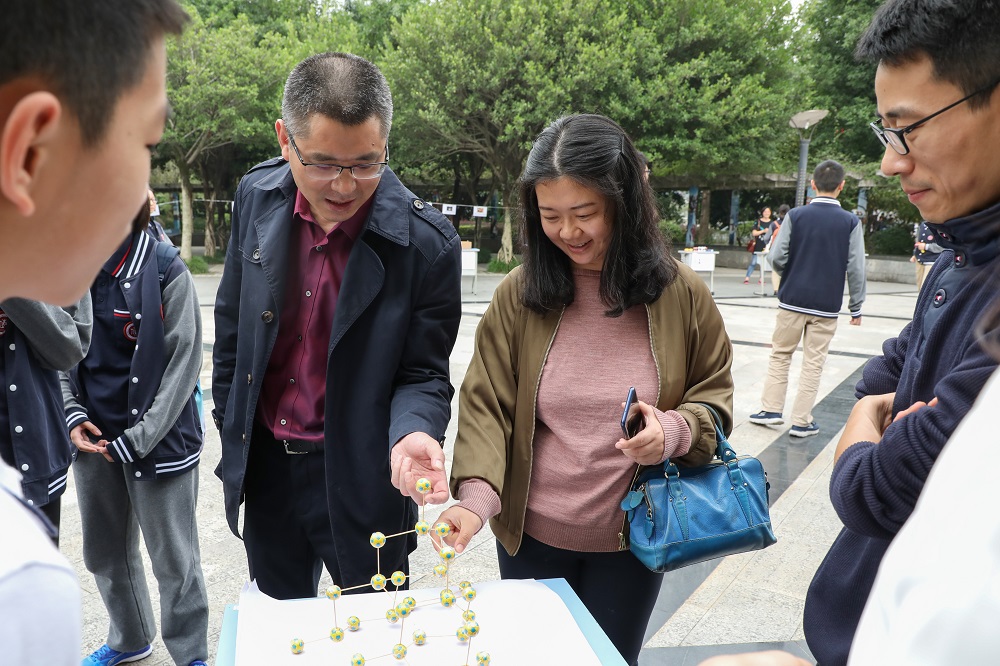 苏校长在认真的观察同学们的作品_20181016100118_482.jpg